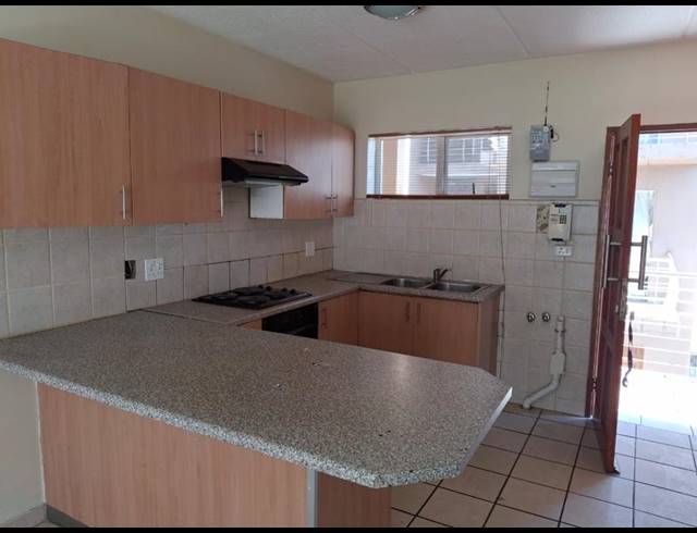 2 BEDROOM APARTMENT FOR SALE IN VANDERBIJLPARK SE 4
